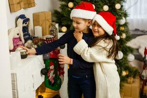 Natale bambini. contento bambini apertura i regali. nuovo anno. Natale albero foto