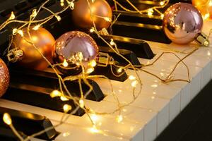 un' pianoforte con Natale luci e albero foto