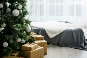 bellissimo Natale regalo scatole su pavimento vicino abete albero nel camera foto
