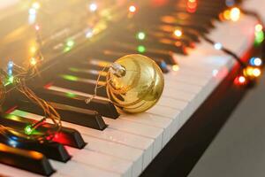 pianoforte tastiera con Natale decorazione, avvicinamento foto