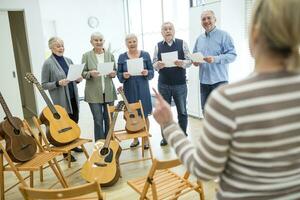 gli anziani nel la pensione casa fabbricazione musica cantando nel coro foto