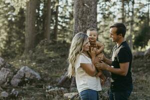 contento famiglia con poco figlio su un' escursioni a piedi viaggio nel un' foresta, Schwaegalp, Nesslau, Svizzera foto