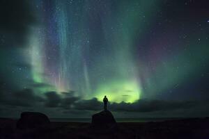 Norvegia, lofoten isole, uova, uomo in piedi su roccia e Guardando settentrionale luci foto