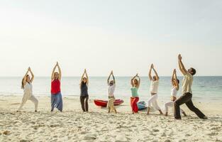 Tailandia, KOH Phangan, gruppo di persone fare yoga su un' spiaggia foto