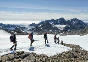 Groenlandia, sermersooq, Kulusuk, Svizzera Alpi, gruppo di persone a piedi nel neve foto
