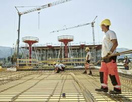 lavoratori su costruzione luogo preparazione ferro canne foto