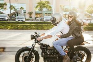 coppia equitazione motocicletta nel il città foto