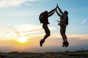 Italia, monte Nerone, Due contento e riuscito escursionisti salto nel il montagne a tramonto foto