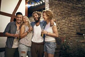 amici avendo divertimento a un' Giardino dietro la casa festa foto