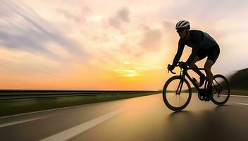 salutare uomo equitazione bicicletta su il strada a tramonto foto