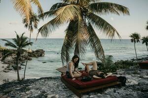 Messico, quintana roo, tulum, Due contento giovane donne rilassante su il spiaggia foto