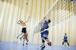 uomo salto durante un' pallavolo incontro foto