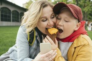 madre e figlio mangiare ghiaccio crema insieme foto