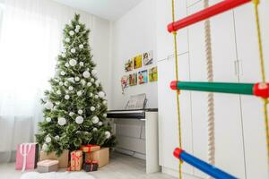 allegro Natale e contento vacanze un' bellissimo vivente camera decorato per Natale. foto