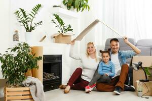 concetto alloggiamento un' giovane famiglia. madre padre e bambino nel nuovo Casa con un' tetto a un' casa foto