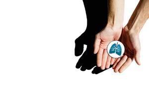 Da donna mani hold un' polmoni simbolo su bianca sfondo. mondo tubercolosi giorno. assistenza sanitaria, medicinale, Ospedale, diagnostico, interno donatore organo. foto