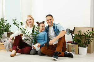 famiglia disimballaggio cartone scatole a nuovo casa foto