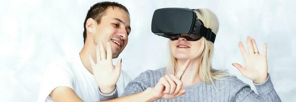 giovane coppia avendo divertimento con virtuale la realtà occhiali cuffia bicchieri - contento persone giocando gioco con nuovo tendenze tecnologia - futuro concetto - messa a fuoco su auricolari foto