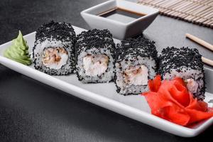 sushi roll sushi con gamberi, avocado, crema di formaggio, sesamo. menu di sushi foto