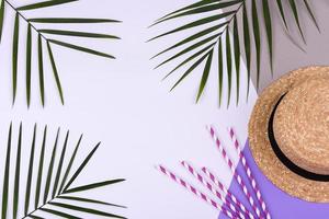 accessori da spiaggia, occhiali e cappello con conchiglie e stelle marine su sfondo colorato foto