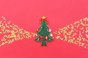 decorazioni natalizie rosse, rami di abete su sfondo rosso foto