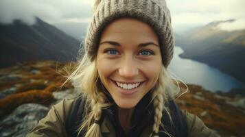 un attraente donne viaggiatore assunzione autoscatto a il superiore di montagne ai generativo foto