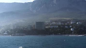paesaggio marino con vista sulla costa di yalta foto