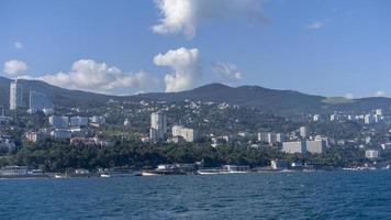 paesaggio marino con vista sulla costa di yalta foto