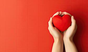 femmina mani delicatamente Tenere un' rosso cuore. San Valentino giorno concetto. creato ai utensili foto