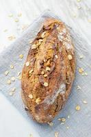 delizioso pane appena sfornato su sfondo marmo. stile di vita sano di dieta.