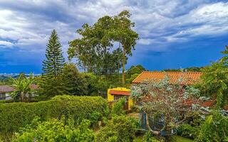 bellissimo montagna paesaggio città panorama foresta alberi natura costa rica. foto