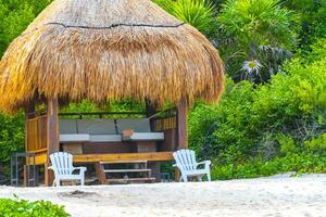 palapa paglia tetti palme ombrelloni sole lettini spiaggia ricorrere Messico. foto