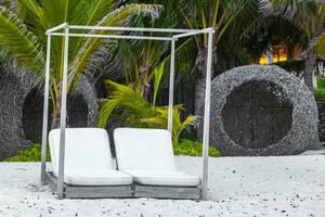 palapa paglia tetti palme ombrelloni sole lettini spiaggia ricorrere Messico. foto