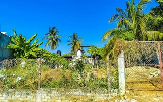 tipico bellissimo colorato turista strada marciapiede città puerto escondido Messico. foto