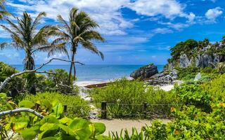 paesaggio marino naturale vista panoramica rovine di tulum sito maya tempio messico. foto