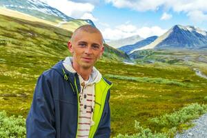 giovane escursionista e montagne paesaggio panorama rondane nazionale parco Norvegia. foto