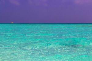 isole naturali tropicali turchesi banchi di sabbia madivaru finolhu atollo di rasdhoo maldive. foto