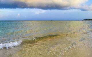 spiaggia messicana tropicale chiara acqua turchese playa del carmen messico. foto