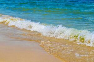 onde a tropicale spiaggia caraibico mare chiaro turchese acqua Messico. foto