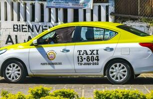 puerto escondido oaxaco Messico 2023 colorato Taxi taxi auto e mezzi di trasporto nel puerto escondido Messico. foto