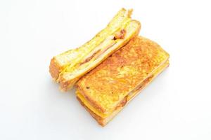 French toast prosciutto, pancetta e panino al formaggio con uova isolate su sfondo bianco foto
