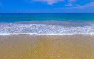 bellissimo panorama panorama onde forti spiaggia di bentota in sri lanka. foto