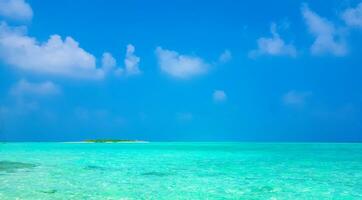 isole naturali tropicali turchesi banchi di sabbia madivaru finolhu atollo di rasdhoo maldive. foto