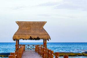 tropicale caraibico spiaggia chiaro turchese acqua molo playa xcalacoco Messico. foto