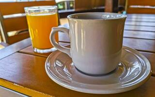 tazza di Americano nero caffè e arancia succo ristorante Messico. foto