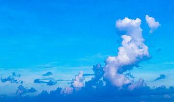 esplosivo nube formazione cumulo nuvole nel il cielo nel Messico. foto