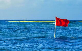 rosso bandiera nuoto Proibito alto onde playa del Carmen Messico. foto