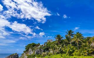 paesaggio marino naturale vista panoramica rovine di tulum sito maya tempio messico. foto