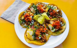 messicano tacos con lime caldo salsa ananas e cipolle Messico. foto