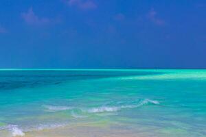 gradiente di colore alle isole del banco di sabbia madivaru finolhu atollo di rasdhoo maldive. foto